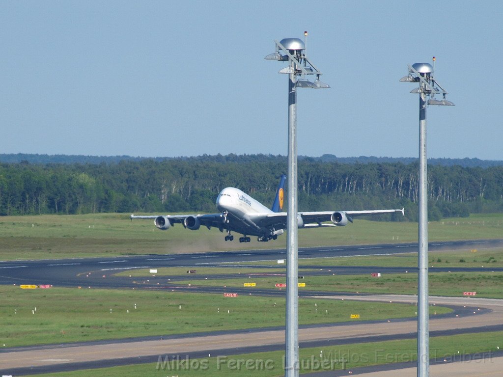 Lufthansa Airbus A 380 zu Besuch Flughafen Koeln Bonn P086.JPG